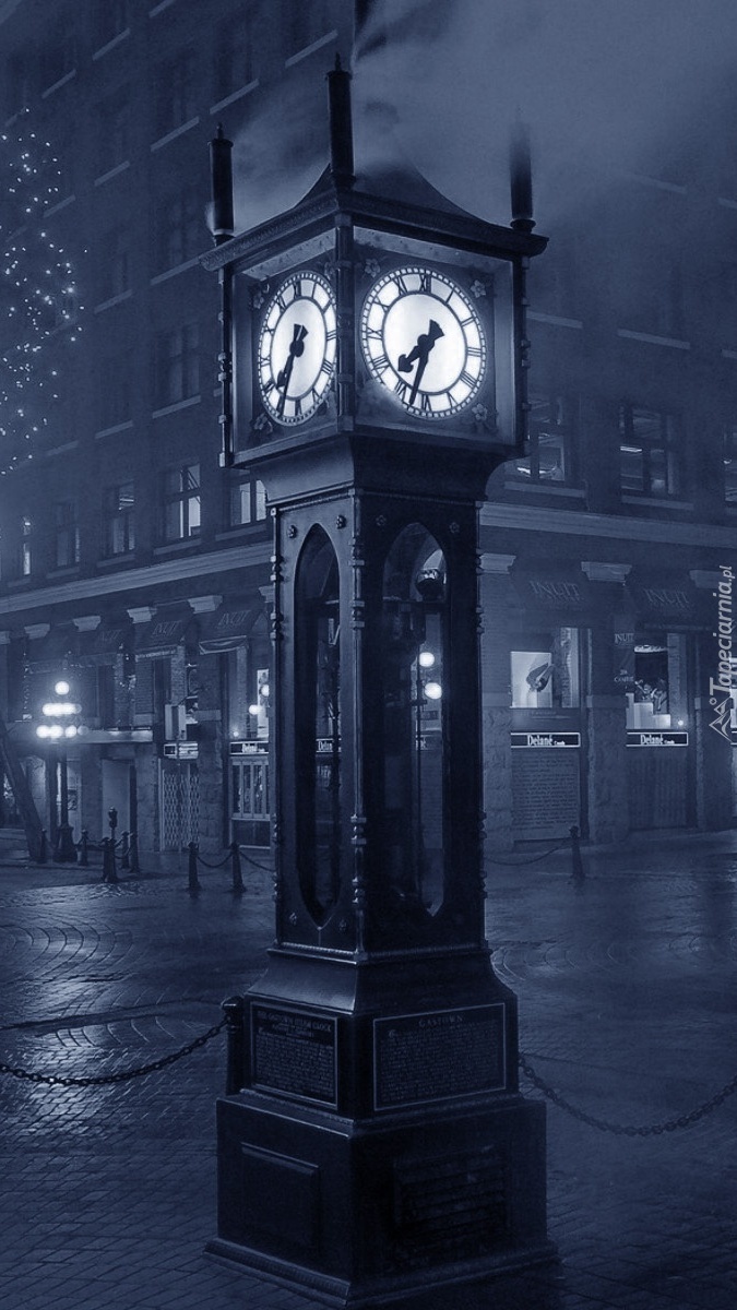 Zegar na ciemnej ulicy