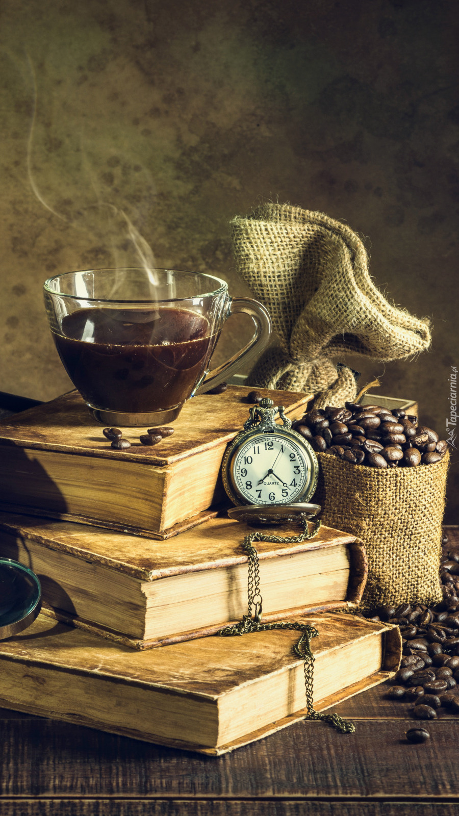 Zegarek i kawa na książkach