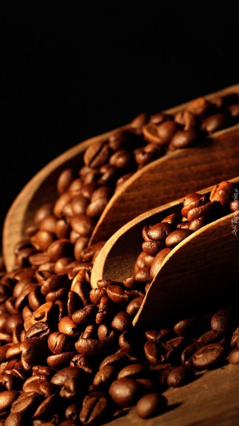 Ziarna kawy w drewnianych łyżkach