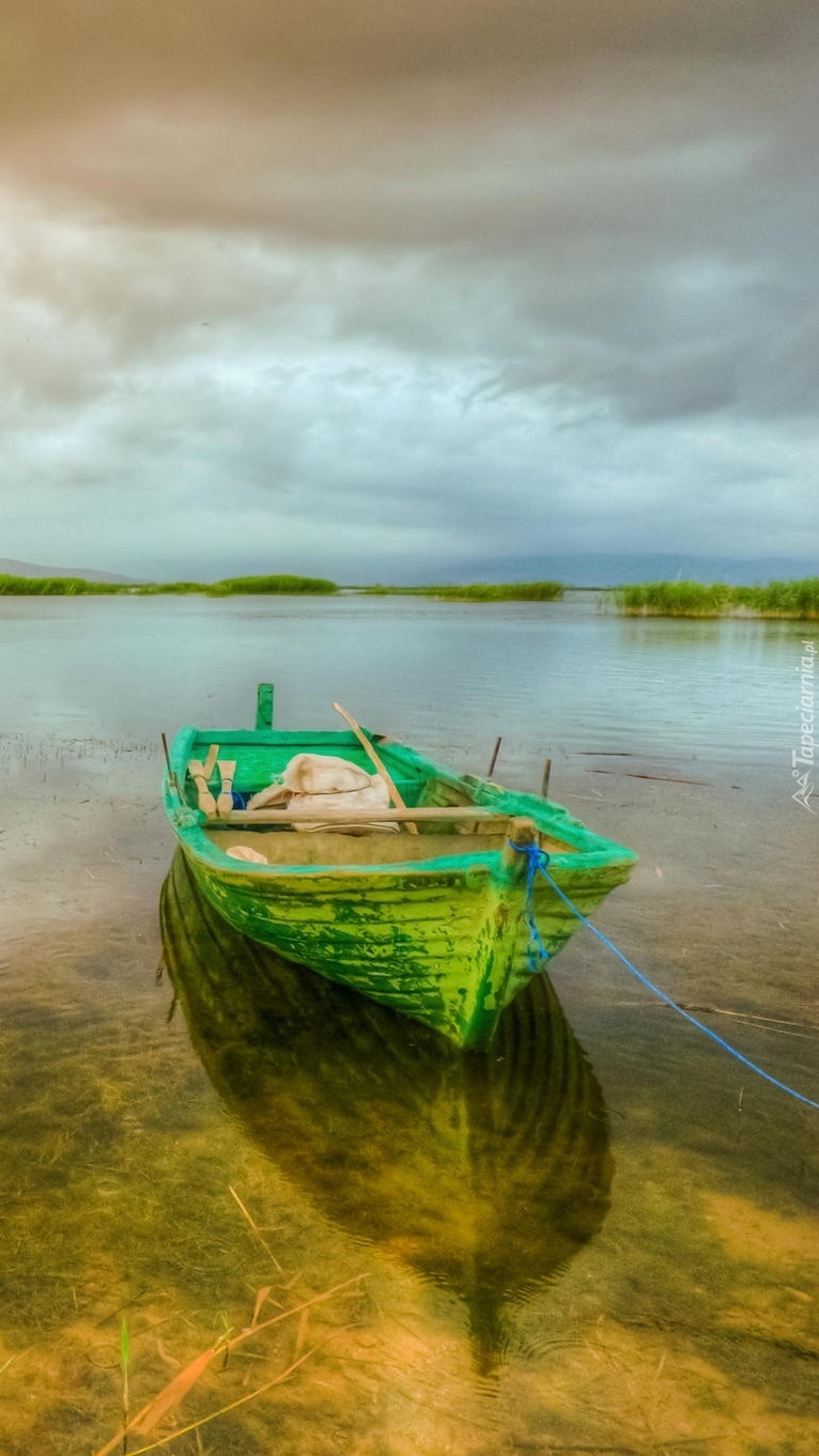 Zielona łódka na jeziorze