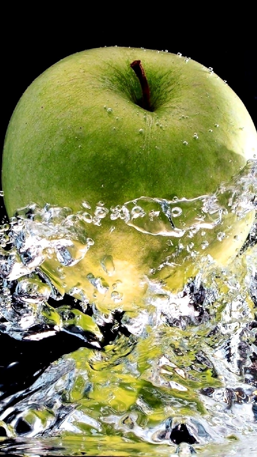 Zielone jabłuszko w wodzie