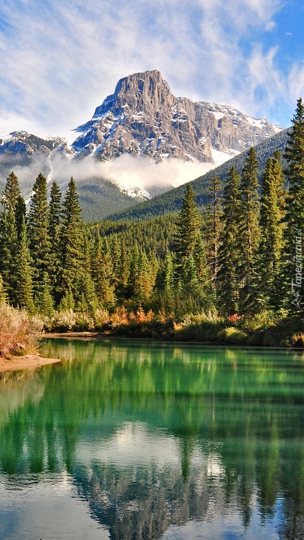 Zielone jezioro w górach