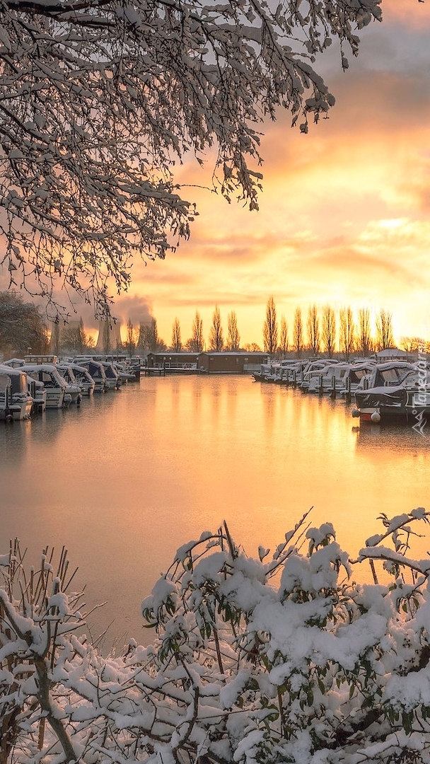 Zima na przystani Sawley Marina