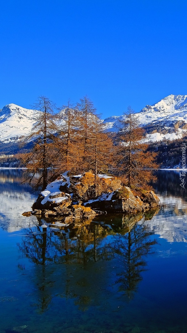 Zima nad jeziorem Bergsee w Szwajcarii