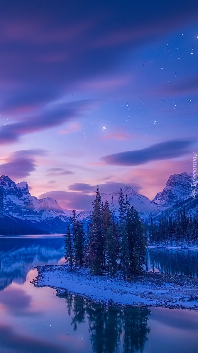 Zima nad jeziorem Maligne Lake