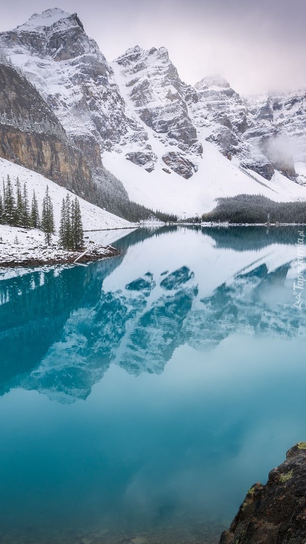 Zima nad jeziorem Moraine Lake