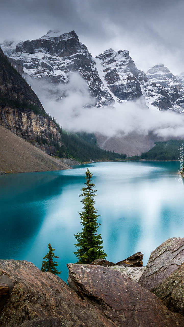 Zima nad jeziorem Moraine Lake