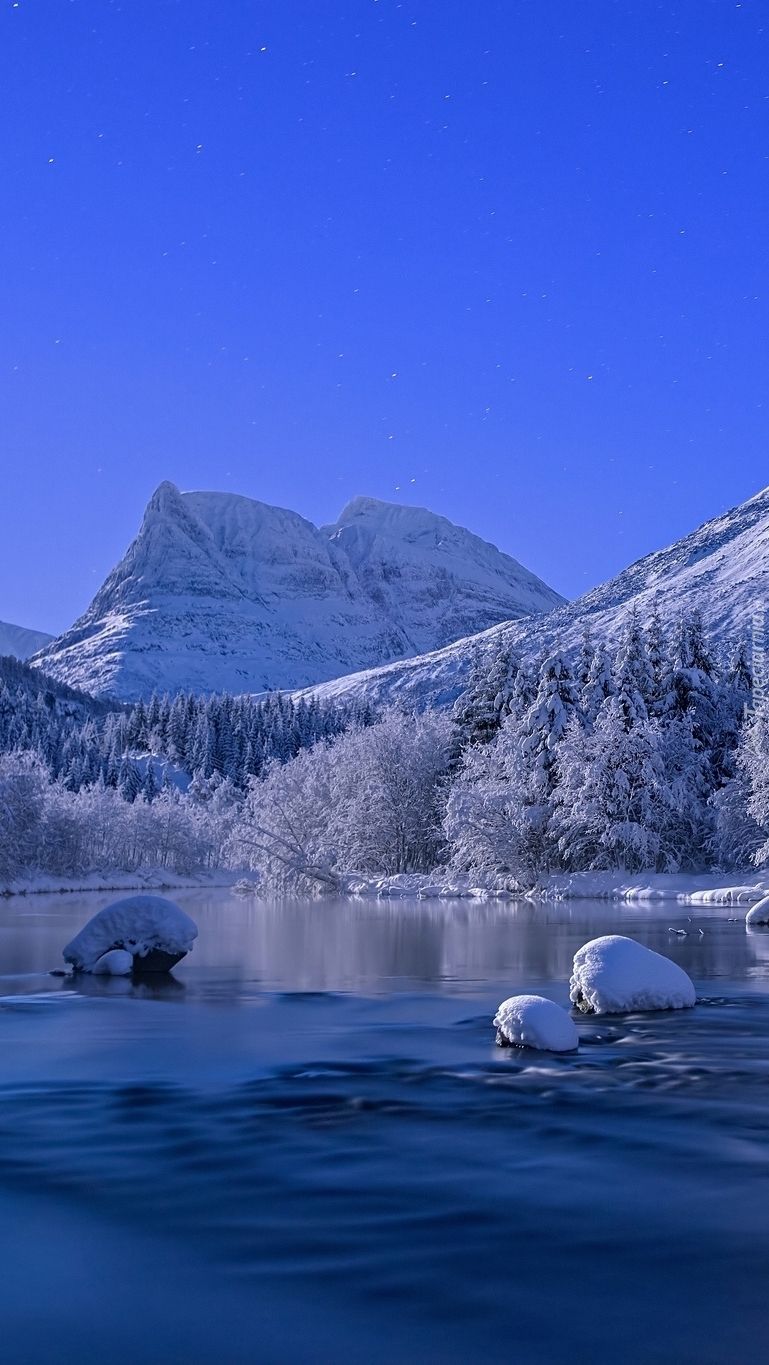 Zima nad rzeką w górach