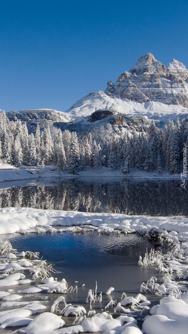 Zimowa naturalna kładka w górach