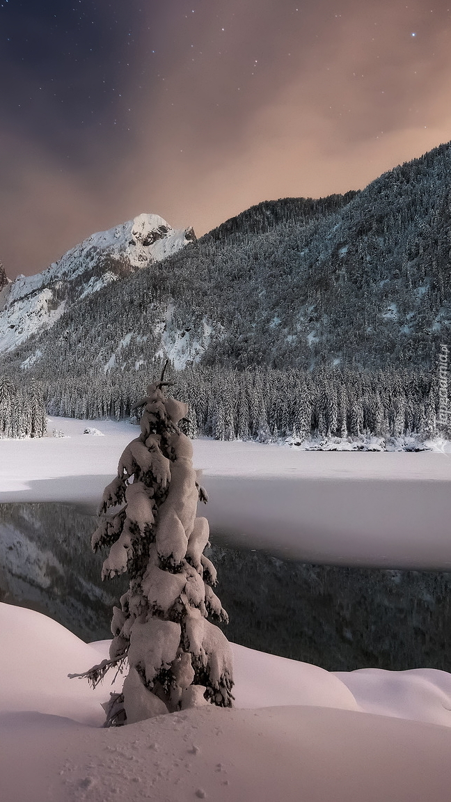 Zimowa noc nad jeziorem Fusine Lake