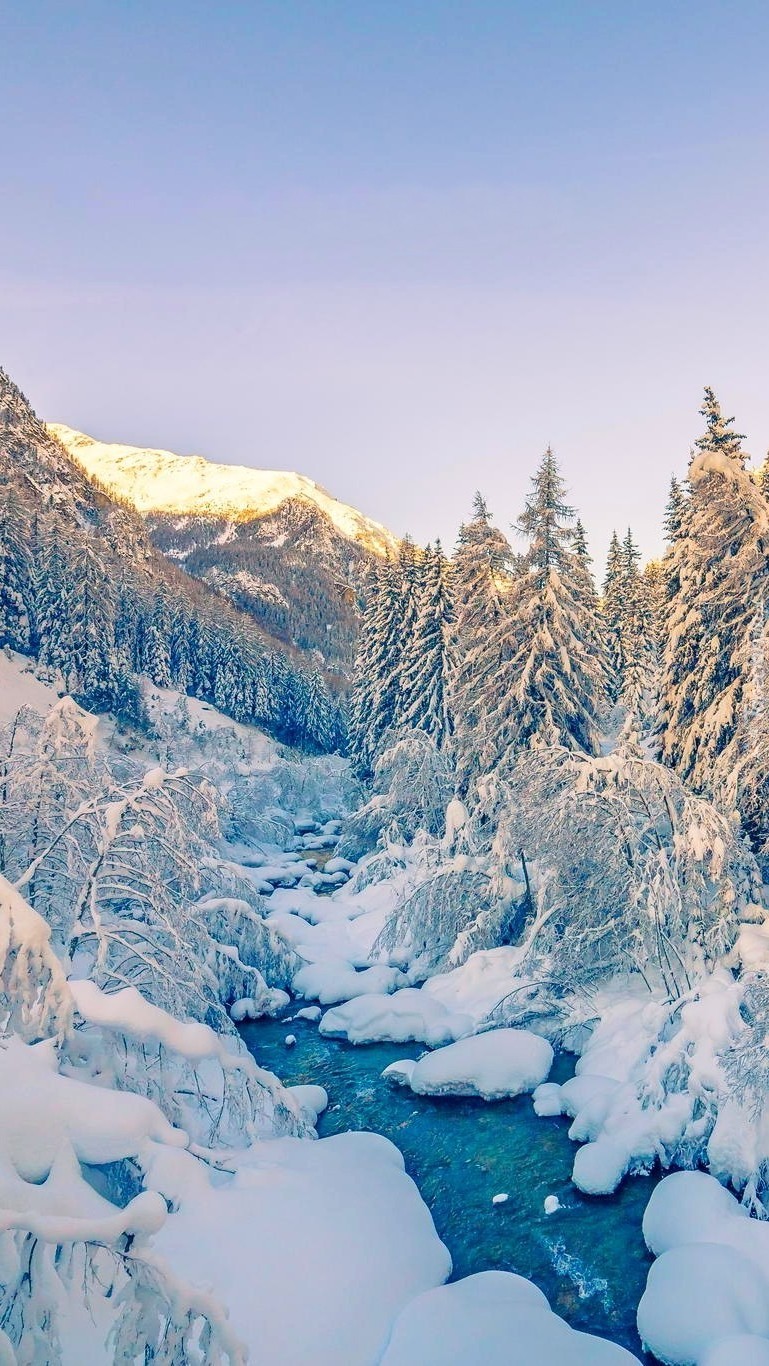 Zimowy krajobraz z rzeczką