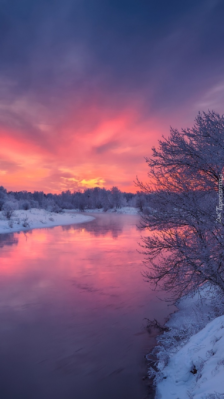 Zimowy zachód słońca nad rzeką