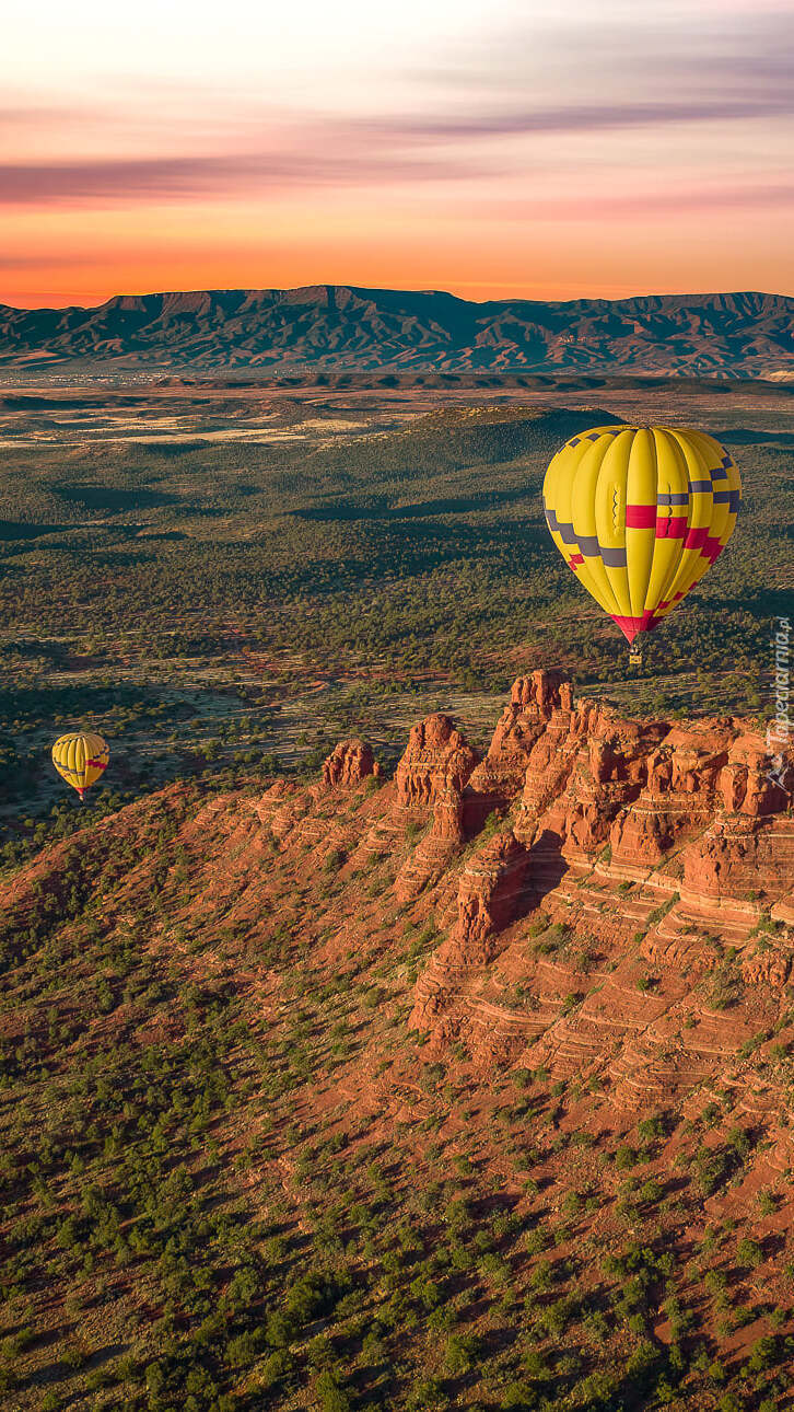 Żółte balony nad skałami