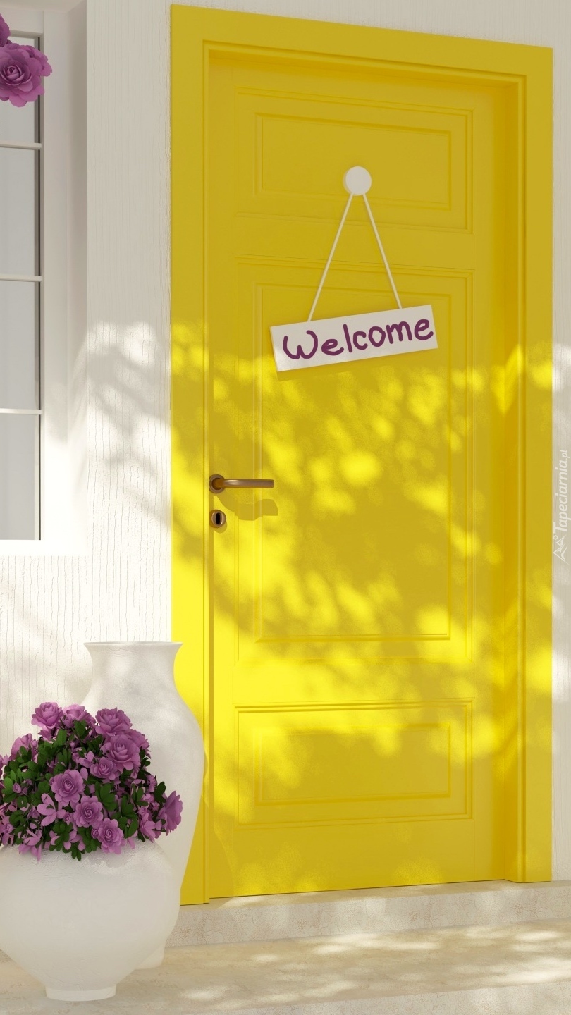 Żółte drzwi z tabliczką welcome