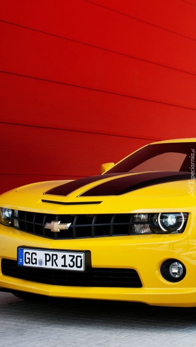 Żółty Chevrolet Camaro