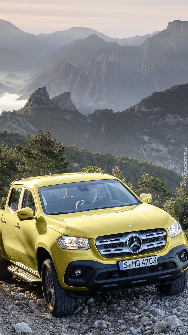 Żółty Mercedes-Benz X Class Pick Up 2017