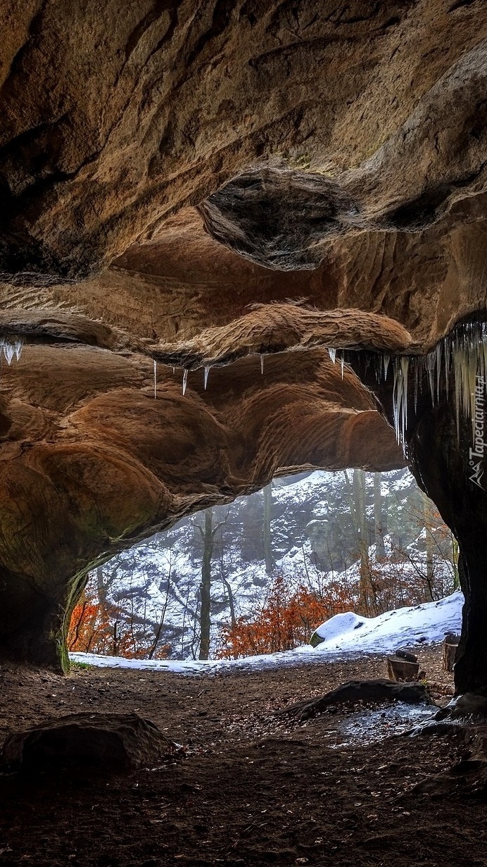 Zwisające sople w jaskini