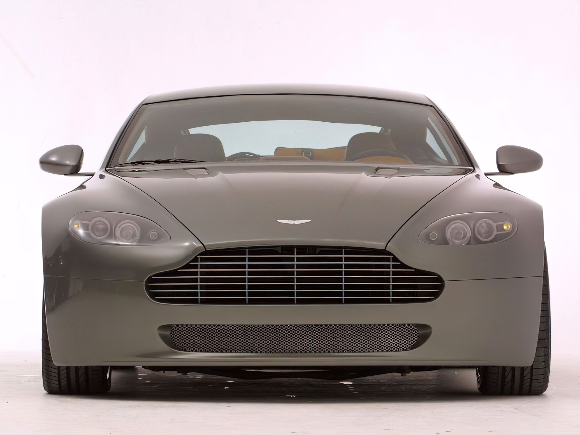 Aston Martin V8 Vantage, Przód