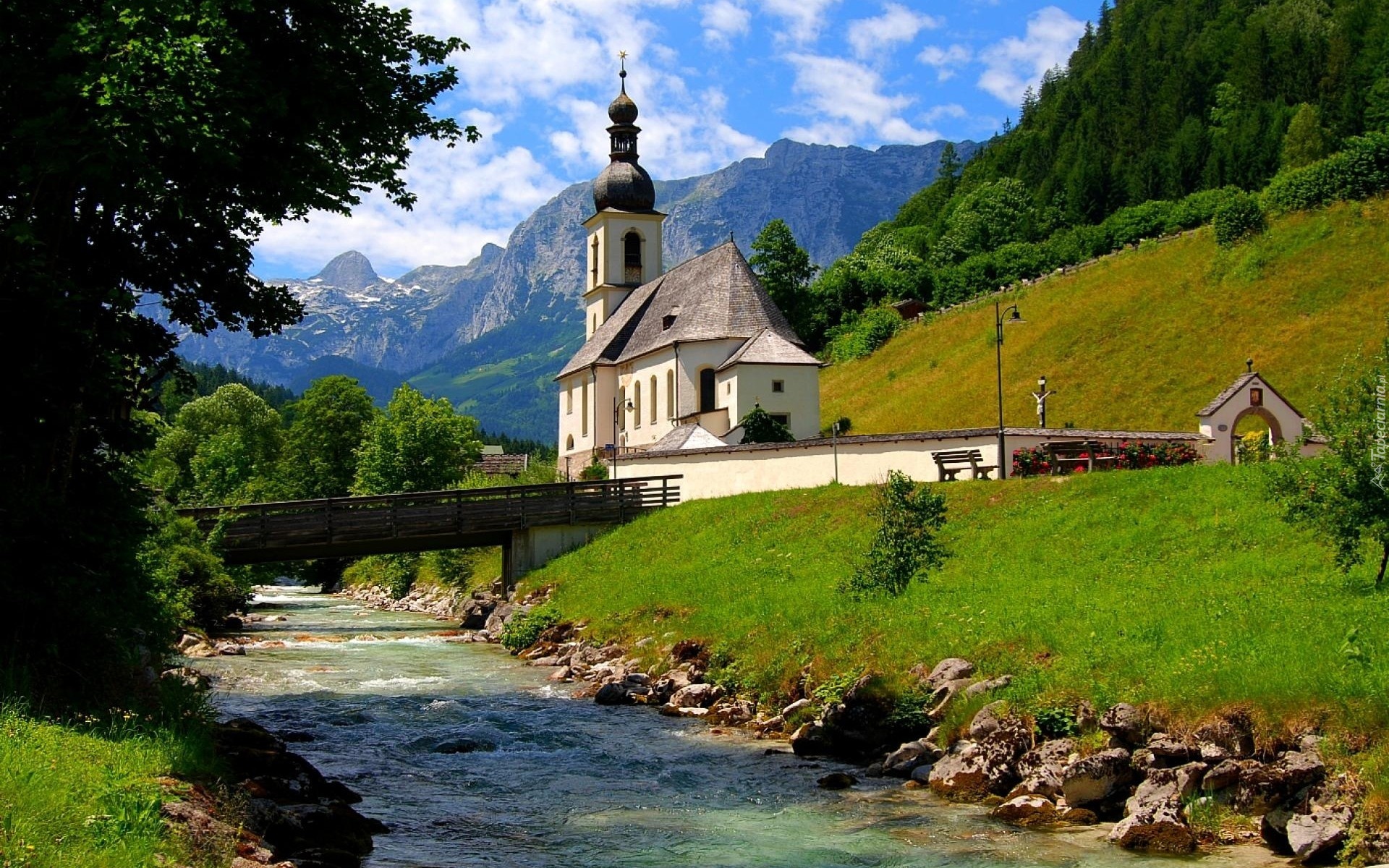 Niemcy, Bawaria, Park Narodowy Berchtesgaden, Ramsau bei Berchtesgaden, Góry Alpy, Kościół św. Sebastiana, Rzeka Ramsauer Ache, Mostek