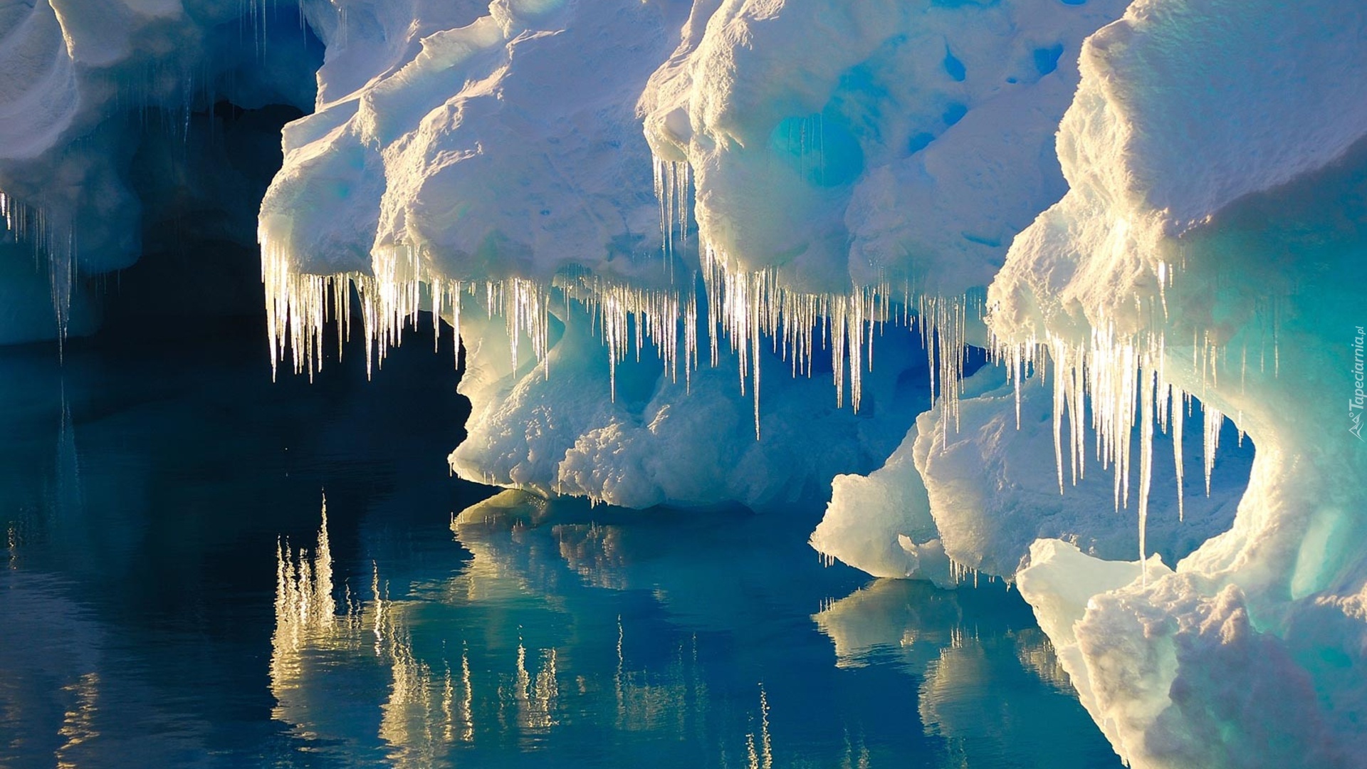 Ледяная глыба в воде