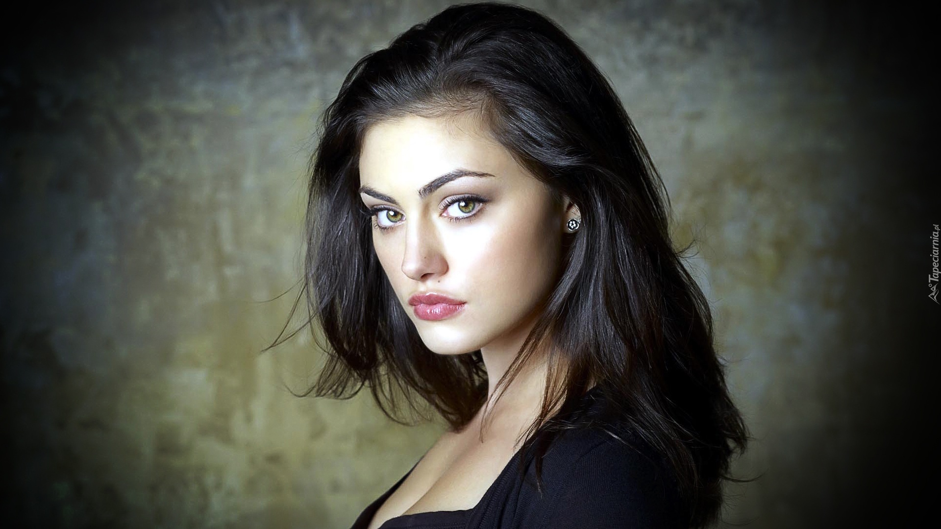 Phoebe Tonkin, Spojrzenie