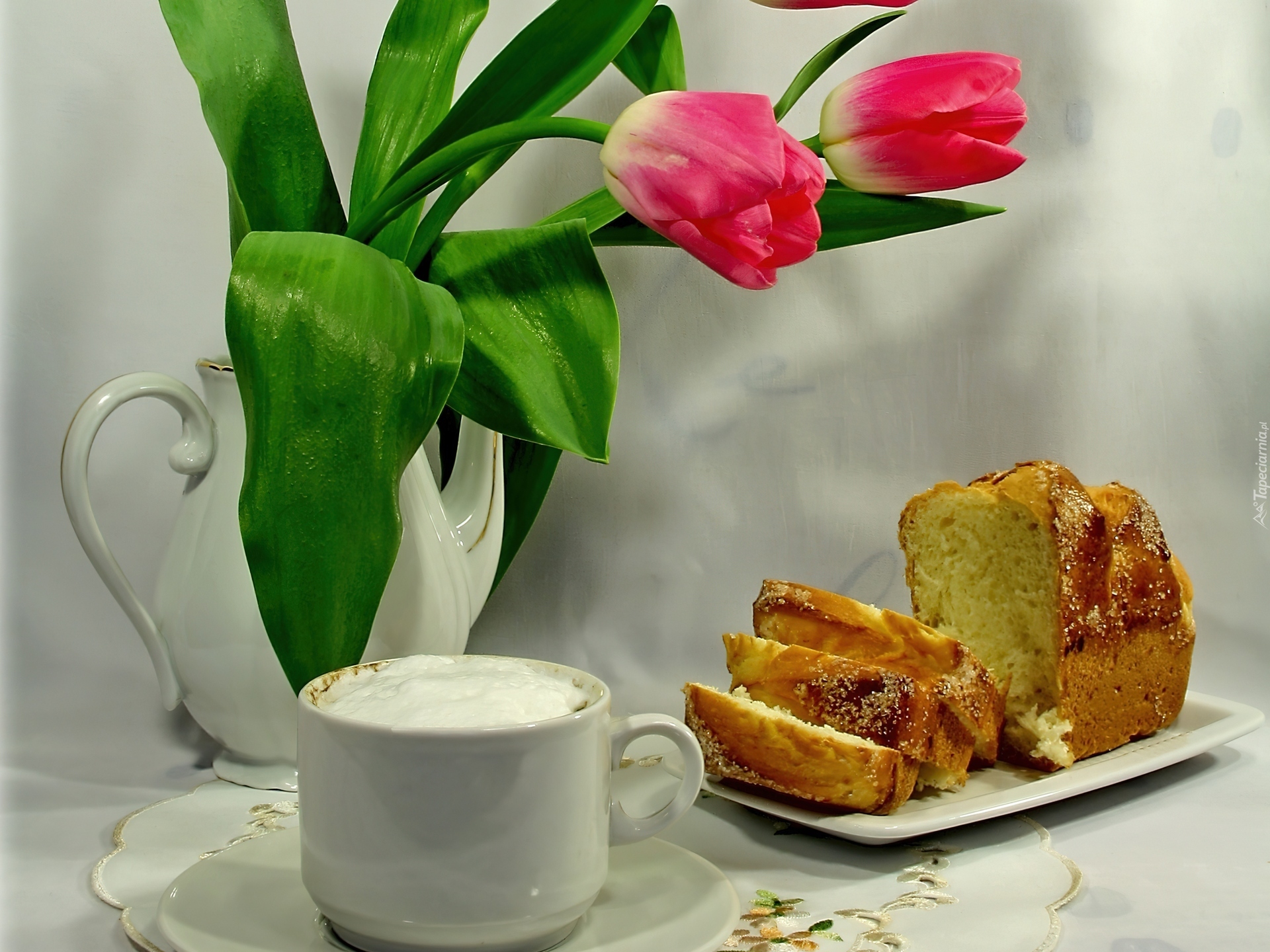 Доброе утро картинки весенние красивые апрельские. Доброе Весеннее утро. Открытки с добрым утром весенние. Тюльпаны и чай. С добрым весенним утром тюльпаны.