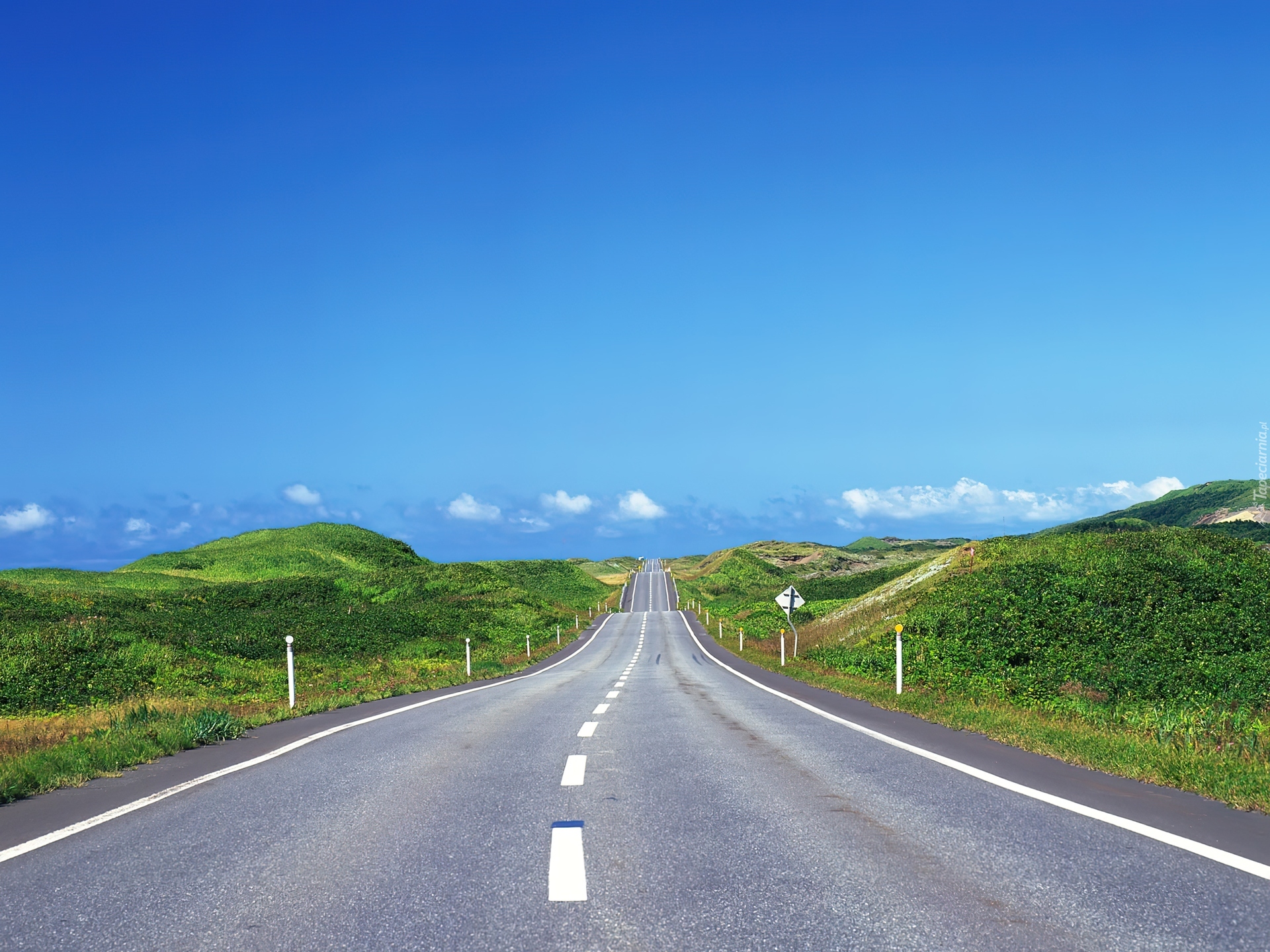 Road around. Красивая дорога. Трасса. Фон дорога. Прямая дорога.