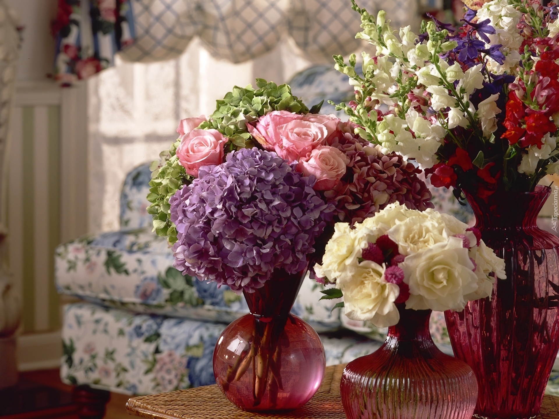 комната, рояль, вазы, цветы бесплатно