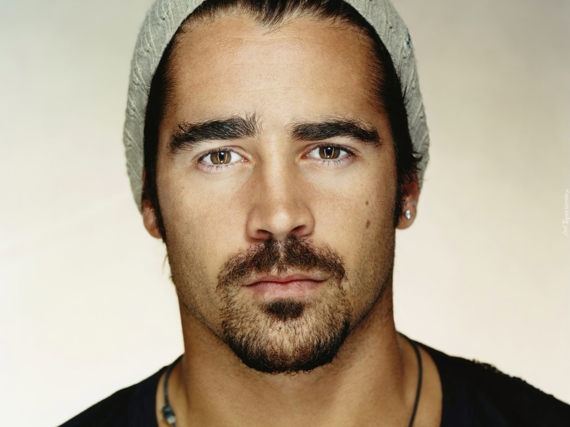 Colin Farrell, Twarz, Czapka