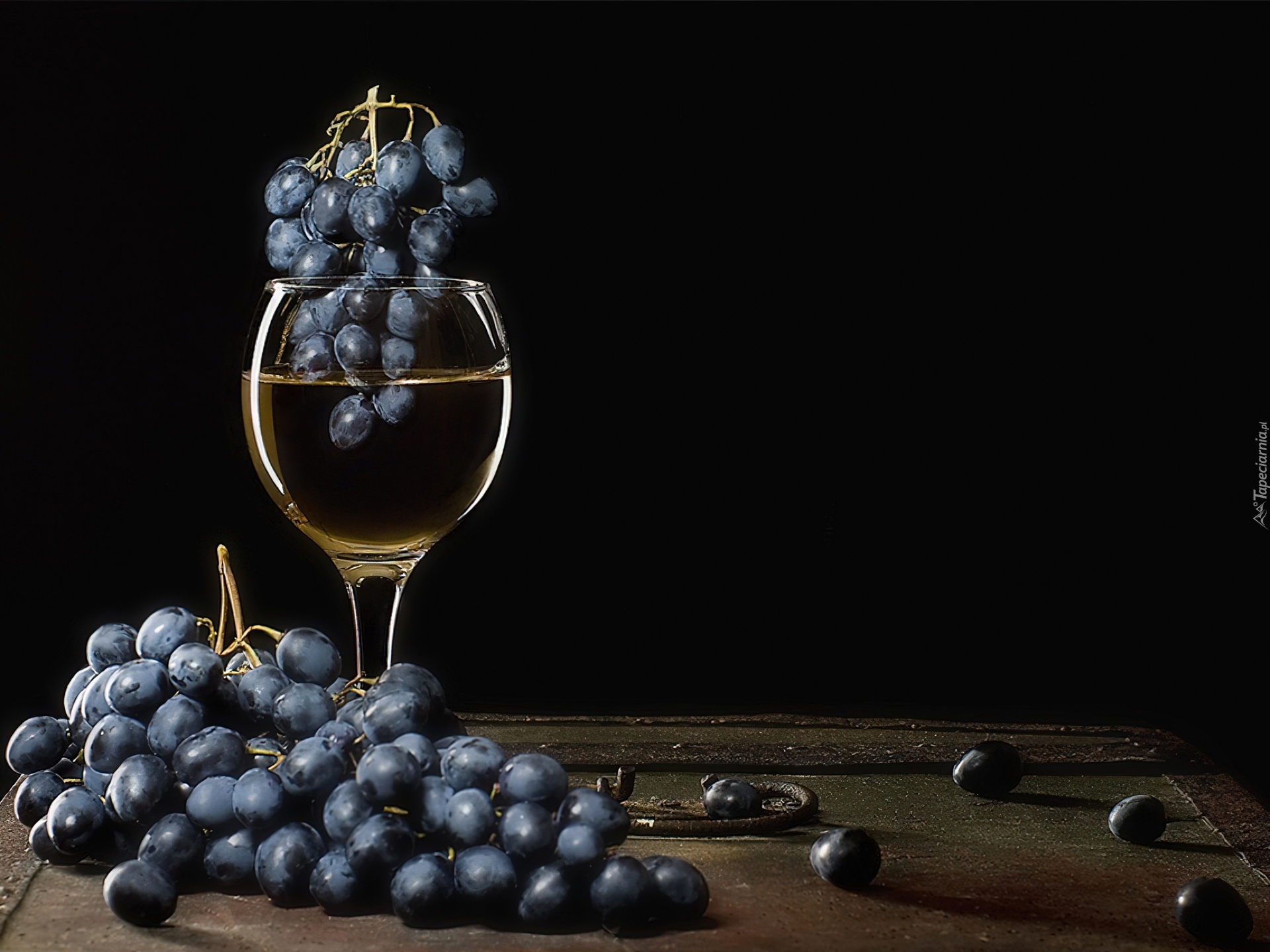 Черный виноград вино. Натюрморт на темном фоне. Натюрморт с виноградом. Вино и виноград. Натюрморт на черном фоне.