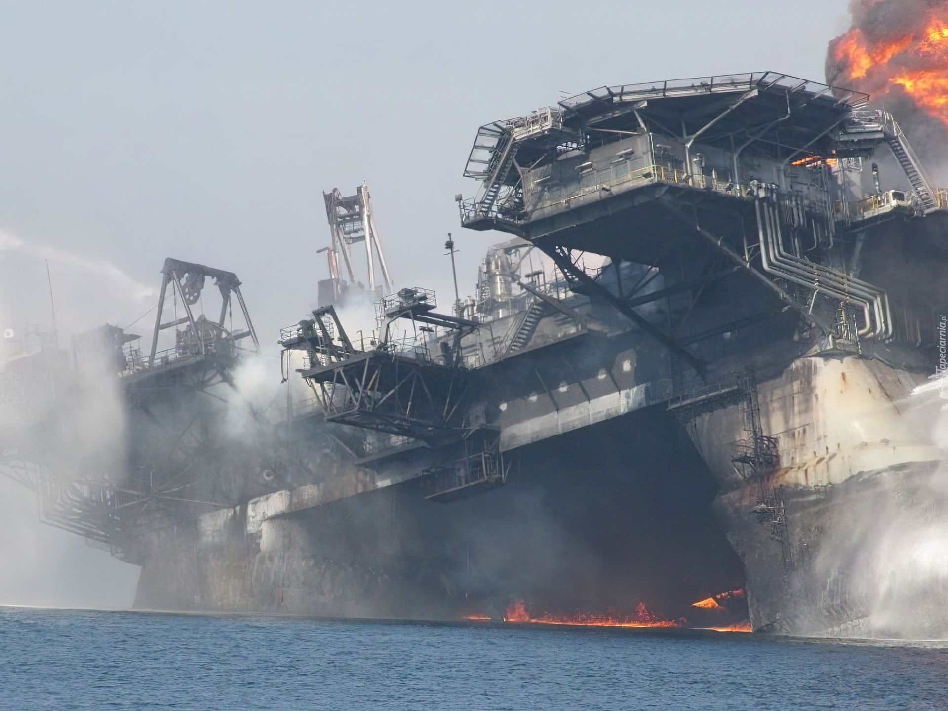 Буровая 2010. Взрыв нефтяной платформы Deepwater Horizon 2010. Авария на нефтяной платформе в мексиканском заливе 2010. Глубоководный Горизонт катастрофа 2010. Авария на нефтяной платформе Deepwater Horizon.