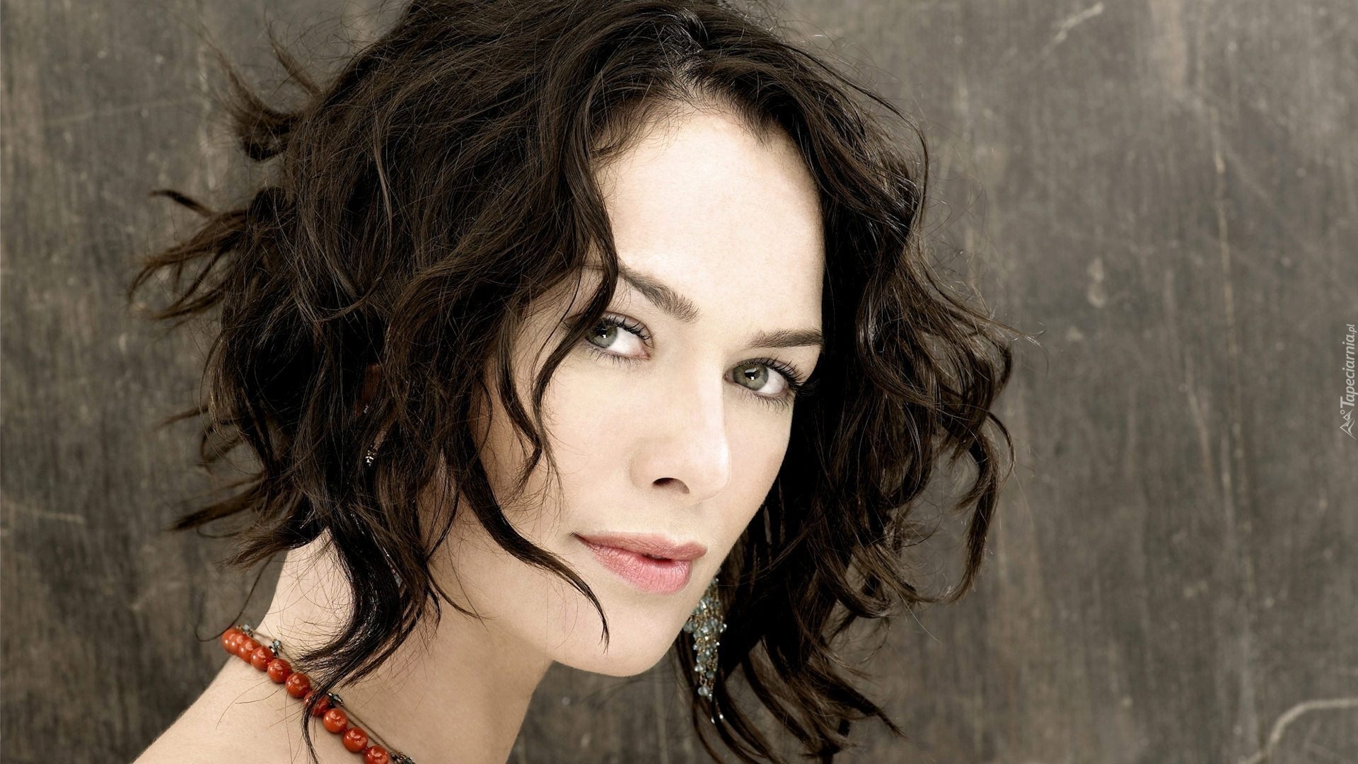 Lena Headey, Spojrzenie, Korale