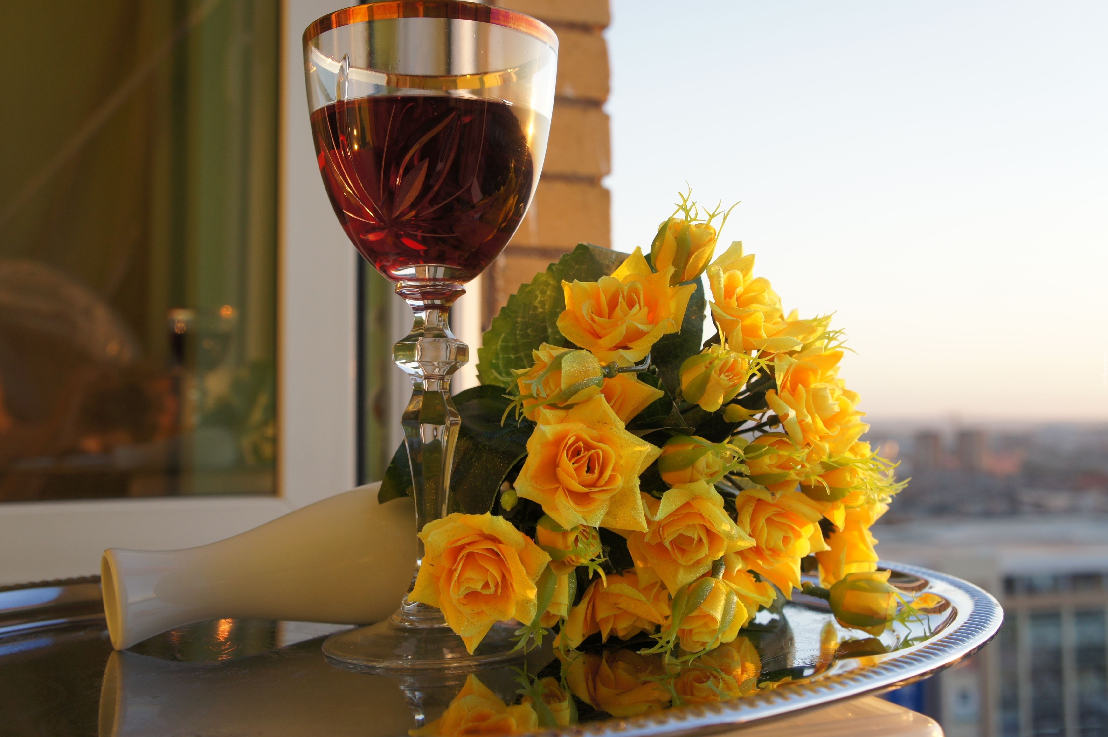 Розы букет вечер. Цветы на столе. Цветы и шампанское. Букет цветов и шампанское открытка. Вино и цветы.