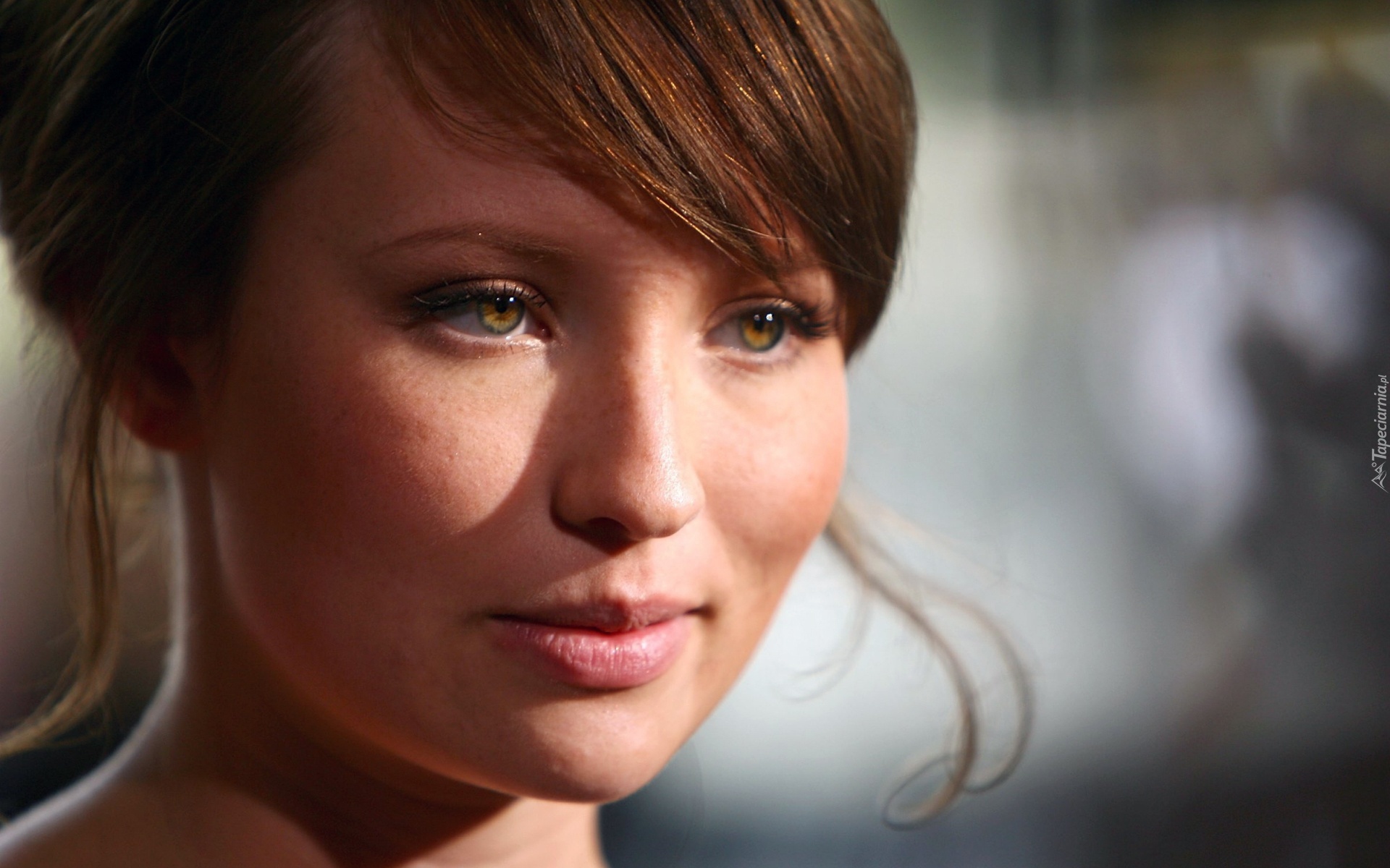 Emily Browning, Upięte, Włosy, Spojrzenie