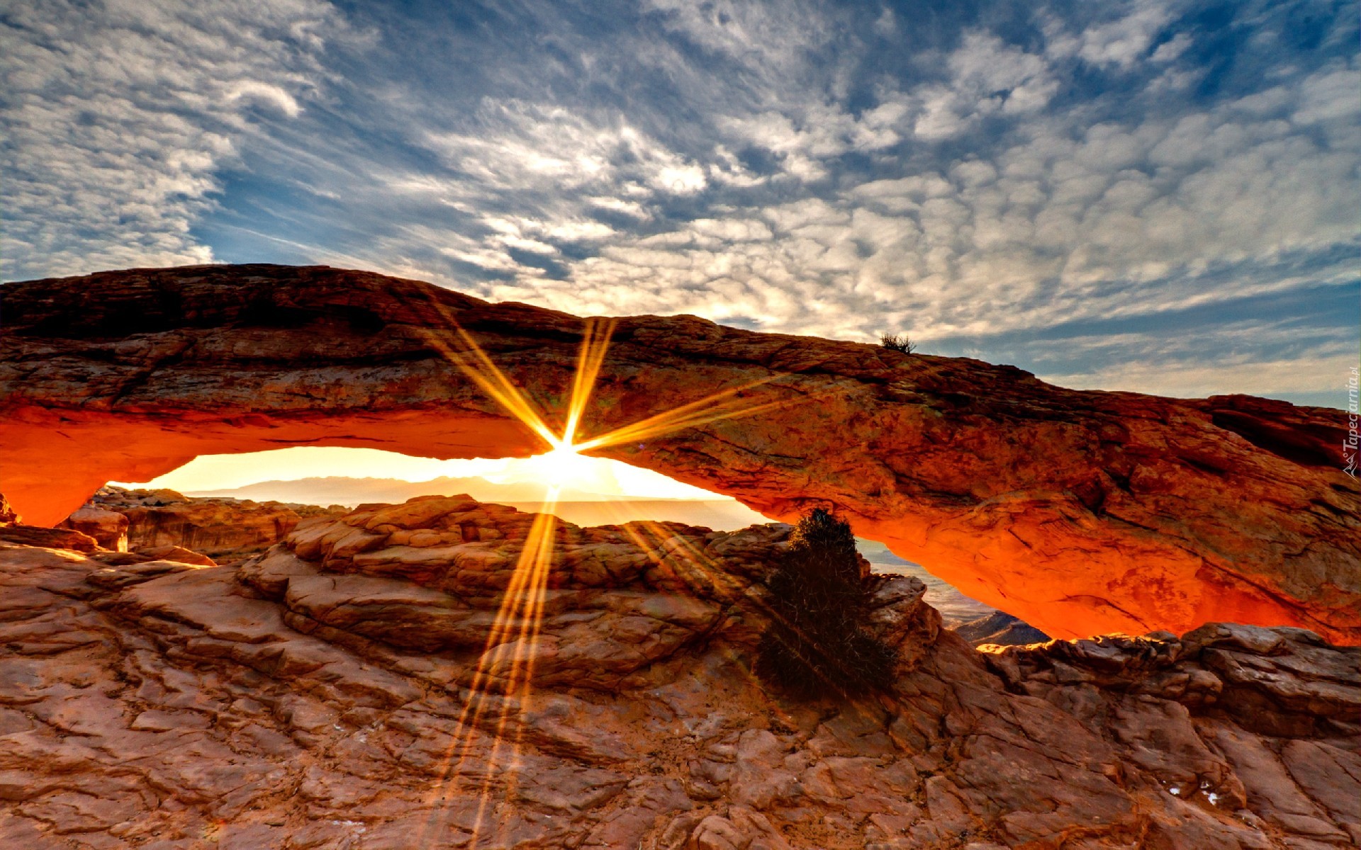 Skały, Łuk, Mesa Arch, Park Narodowy Canyonlands, Promienie słońca, Wschód, Stan Utah, Stany Zjednoczone