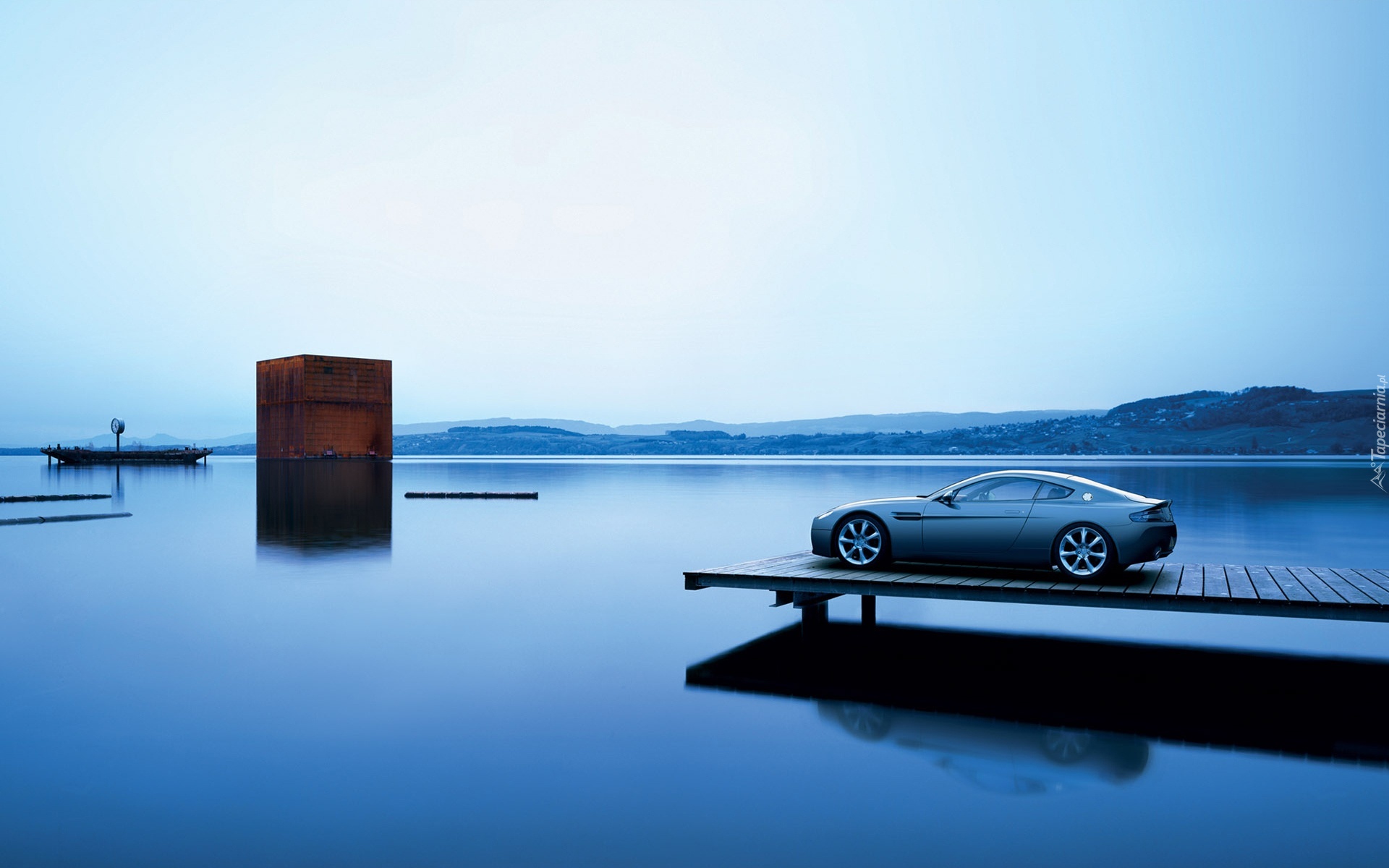 Pomost, Jezioro, Aston Martin