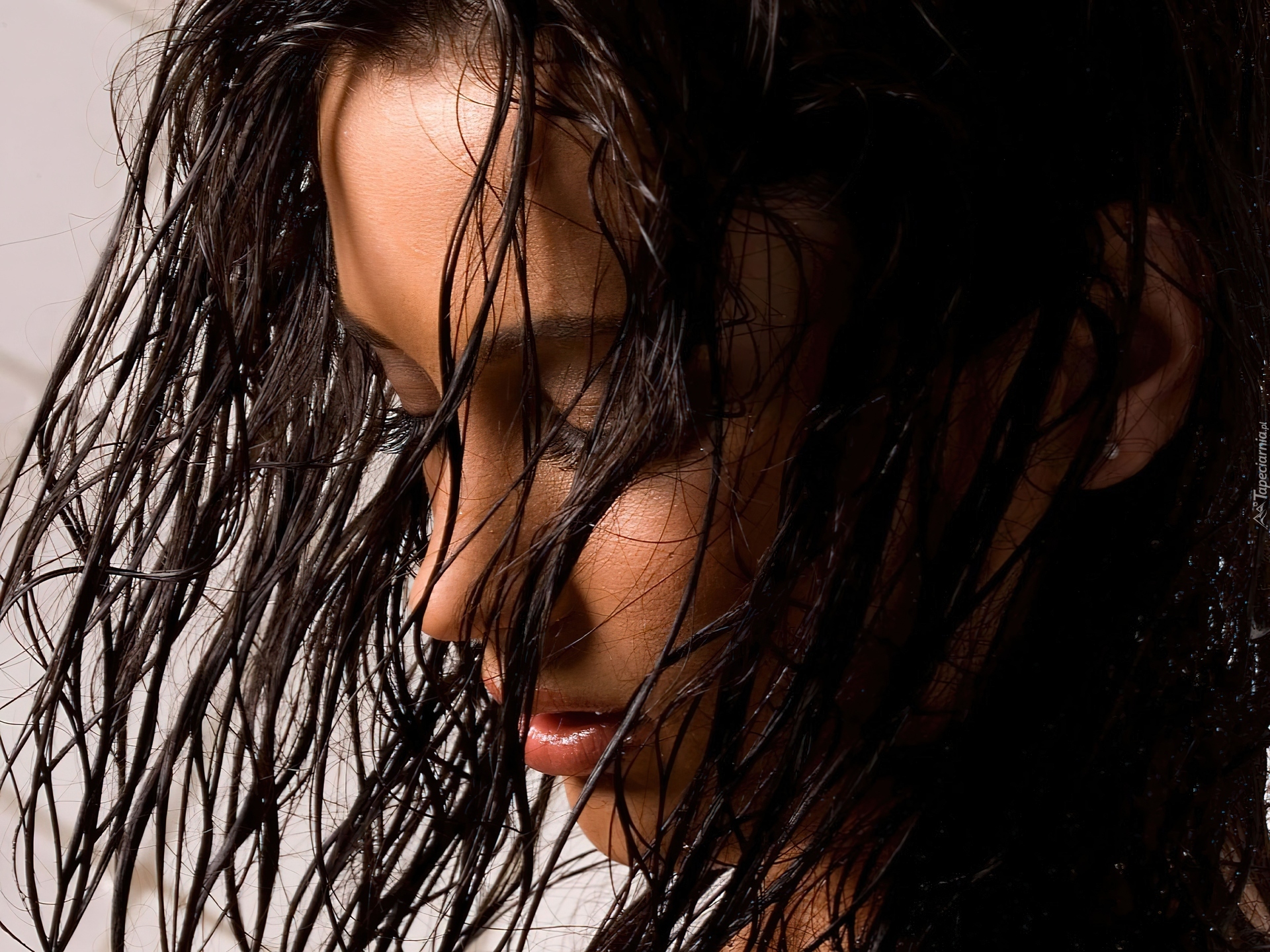 Девушка брюнетка мокрые волосы загрузить
