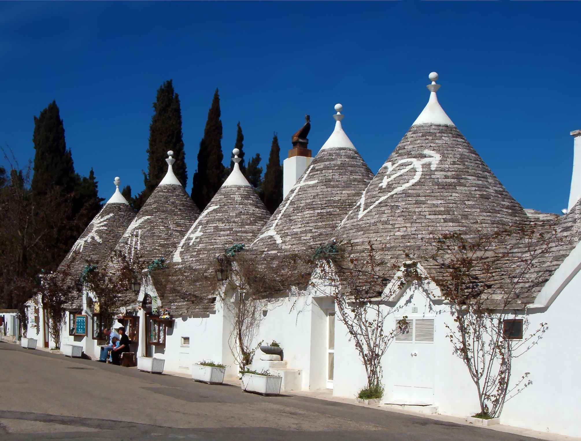 Alberobello, Domy, Ulica, Drzewa