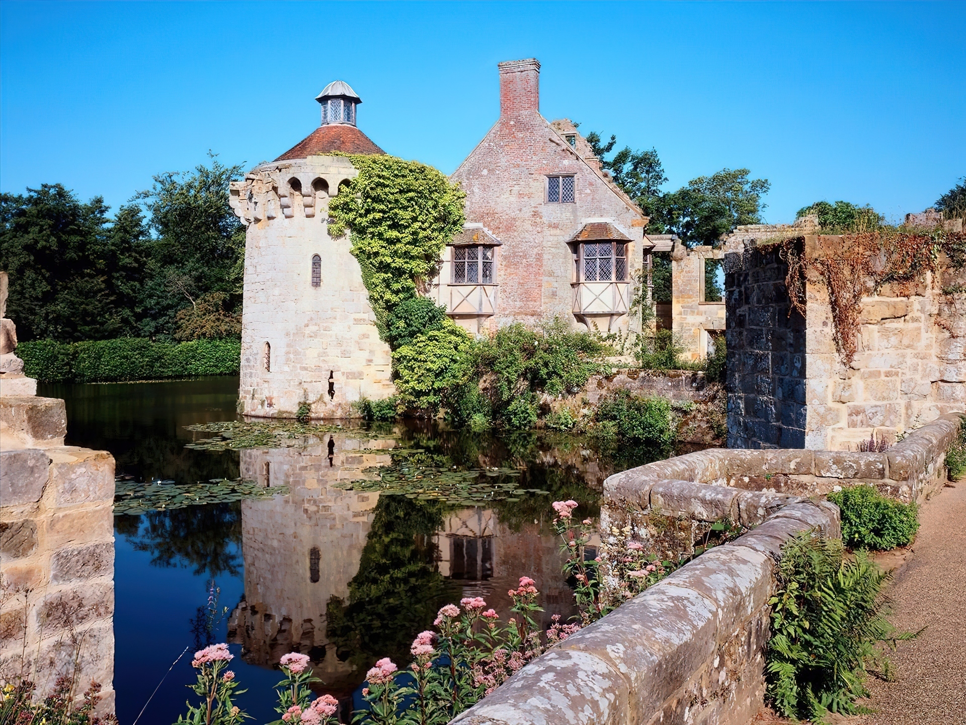 Staw, Dworek, Scotney Castle, Zieleń, Chmury, Hrabstwo Kent, Anglia