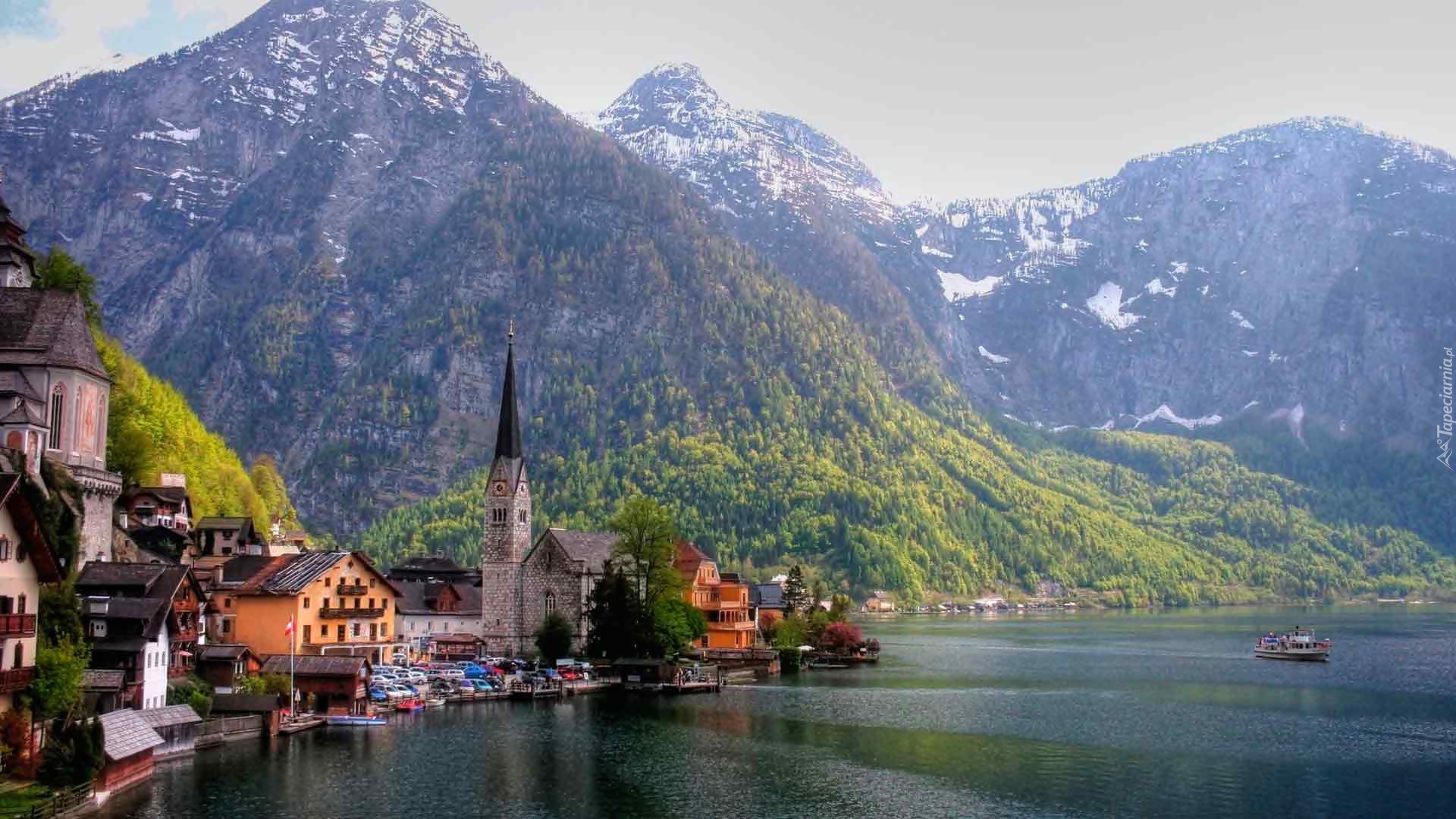 Austria, Góry Alpy Salzburskie, Miasteczko Hallstatt, Jezioro Hallstättersee, Kościół, Domy