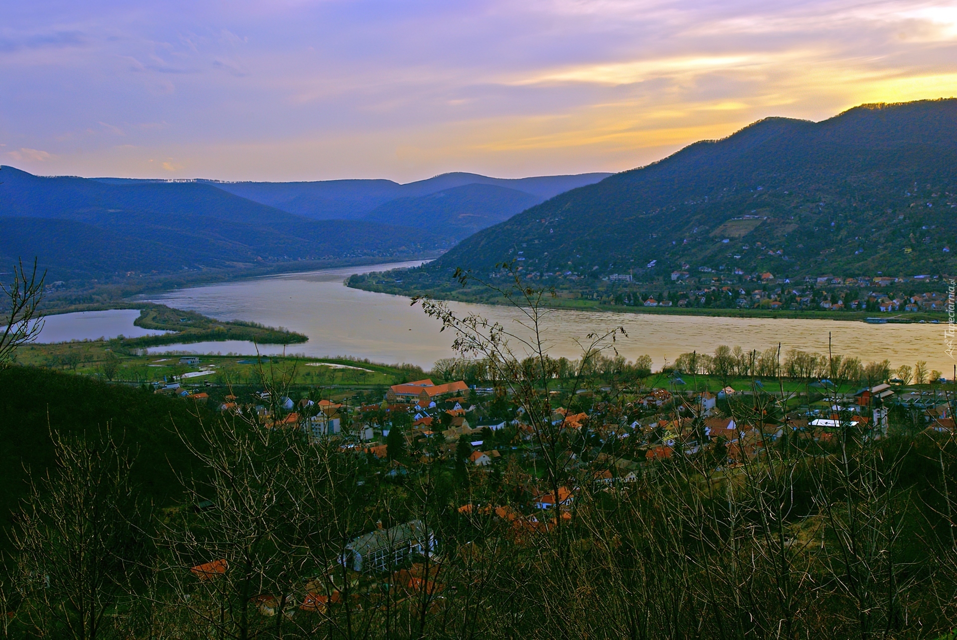 Rzeka, Dunaj, Góry, Zabudowania, Zieleń