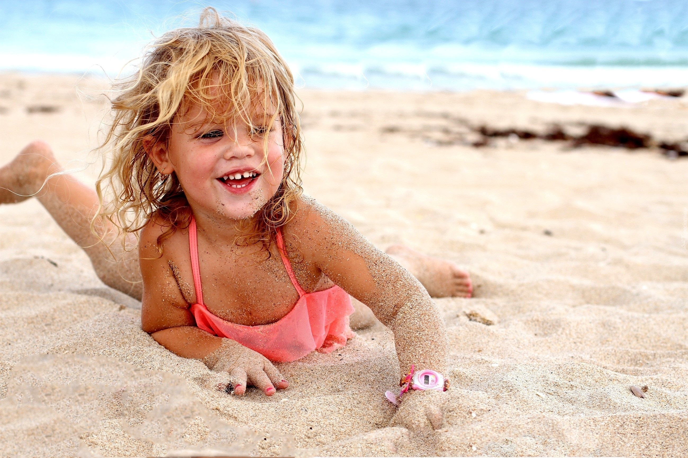 Little girls models 8 12 private. Детишки на пляже. Лето дети море. Маленькие дети на море. Малыш на пляже.