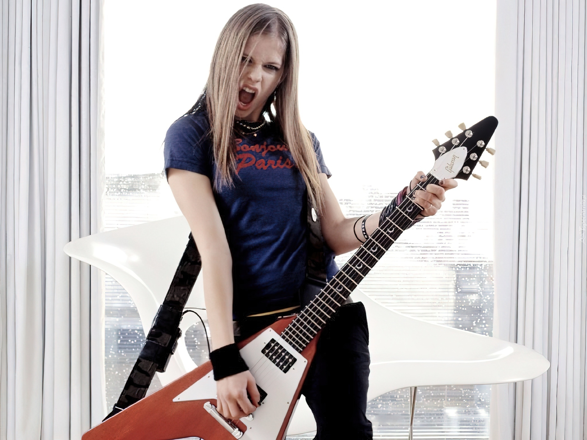 Рок на электрогитаре. Аврил Лавин с гитарой. Avril Lavigne с гитарой. Гитарист Аврил Лавин. Аврил Лавин рок.