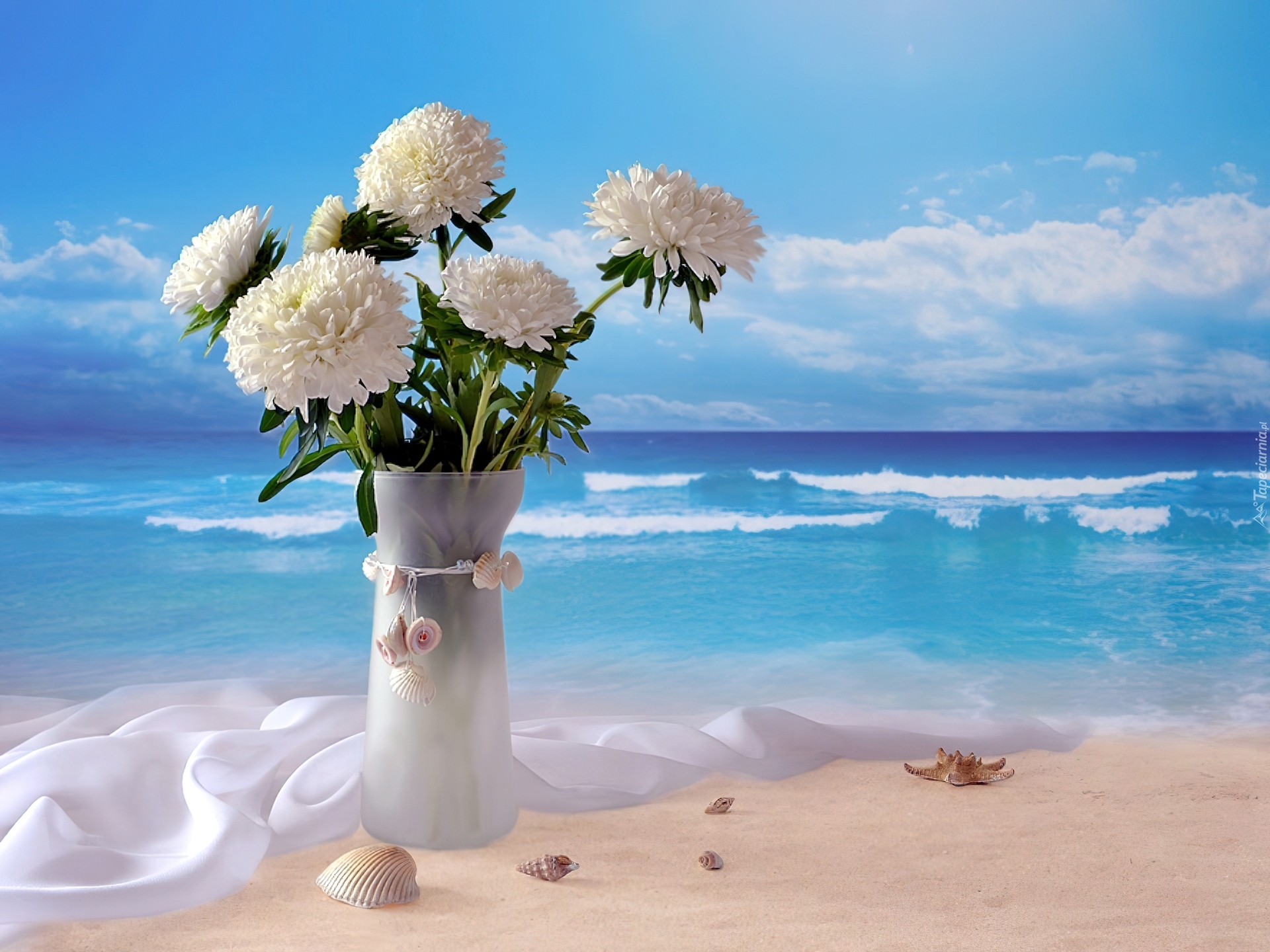 С днем рождения красивые природа. Цветы на фоне моря. Букет цветов на фоне моря. Букет и море. Букет прекрасных цветов и море.
