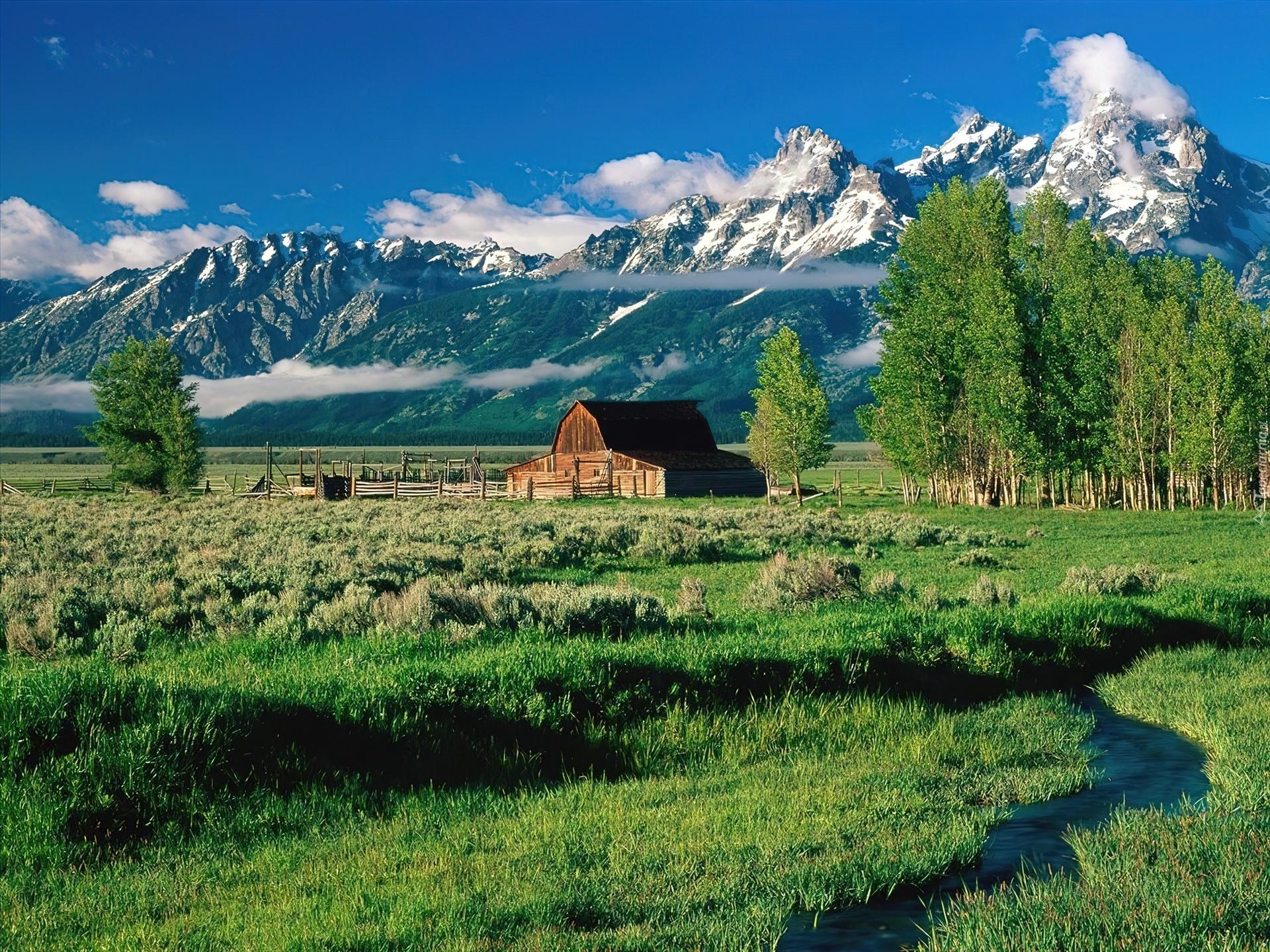 Stany Zjednoczone, Stan Wyoming,  Park Narodowy Grand Teton, Góry Teton Range, Drewniany, Budynek, Drzewa, Strumyk