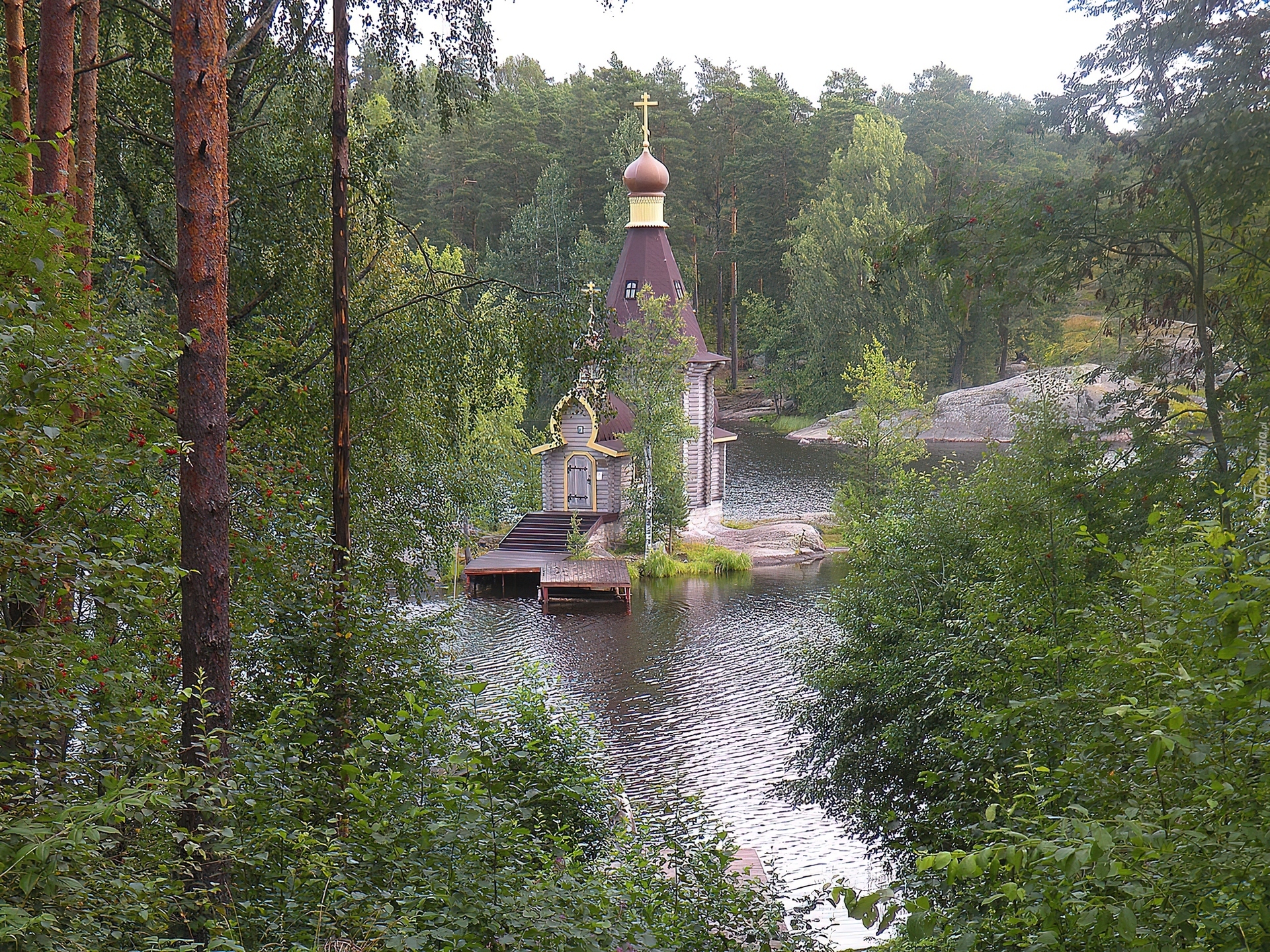 Cerkiew, Jezioro, Drzewa