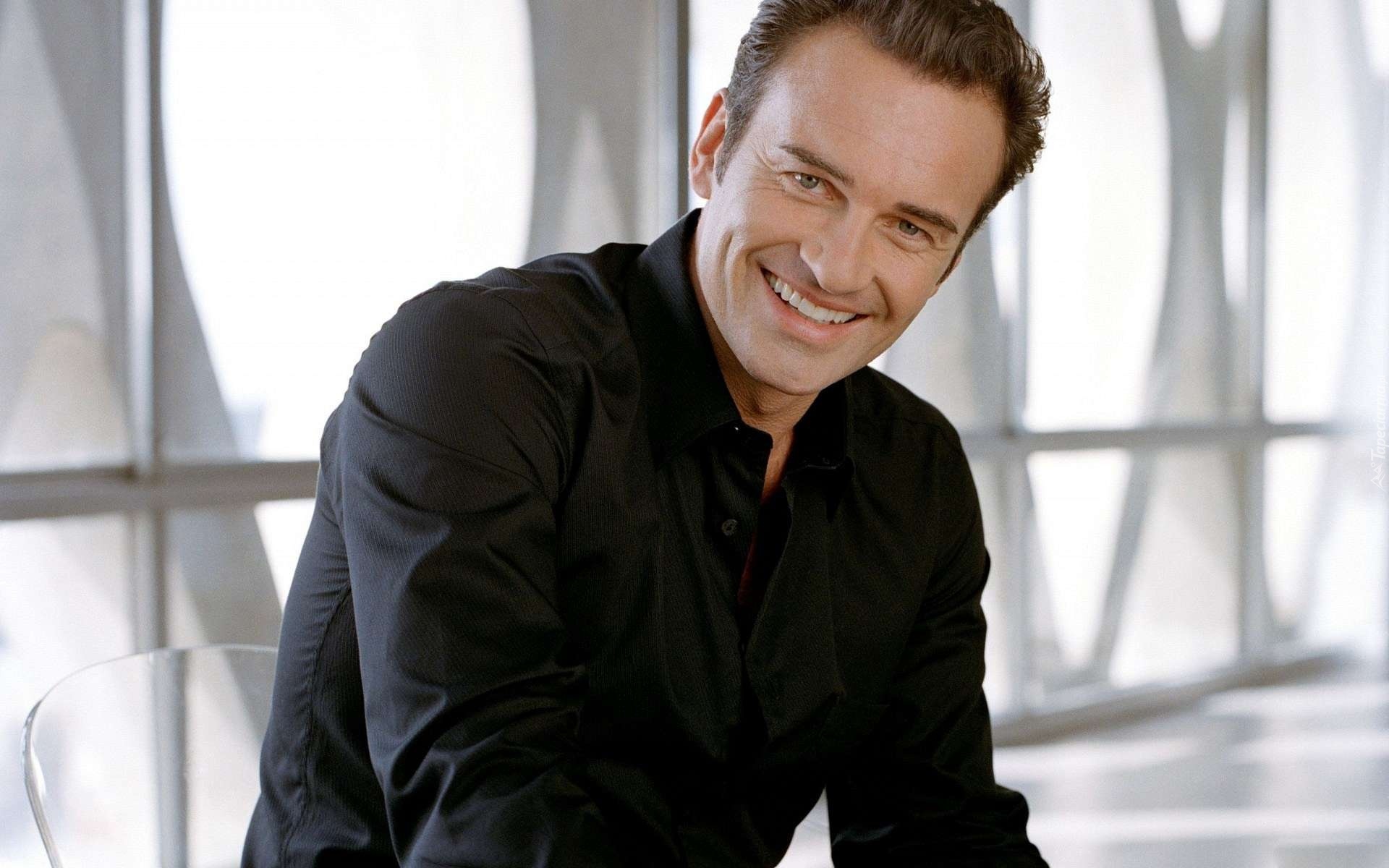 Uśmiechnięty, Julian McMahon