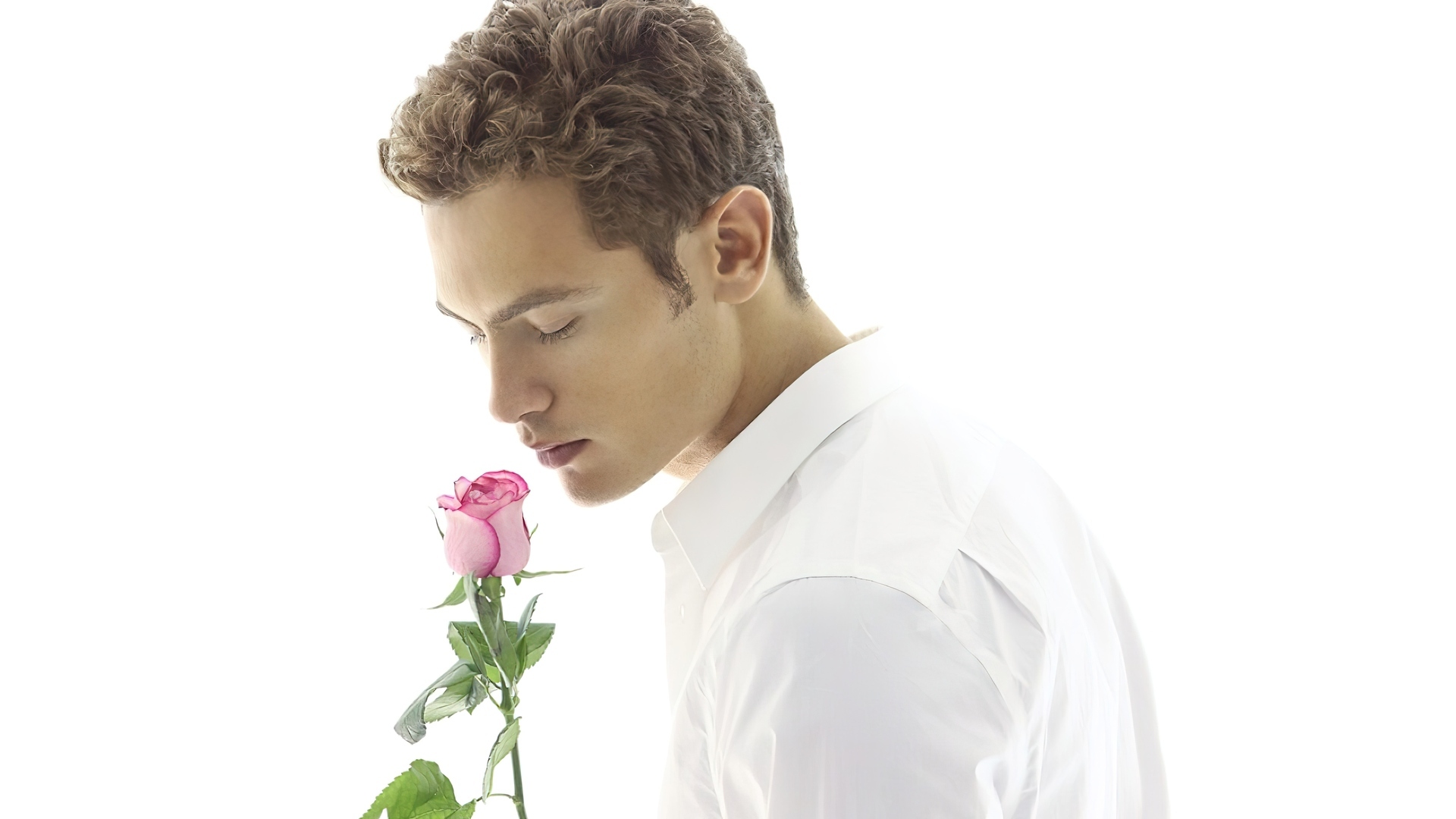Man romance. Букет для мужчины. Мужчина с розой. Красивый мужчина с цветами. Романтик для парня.