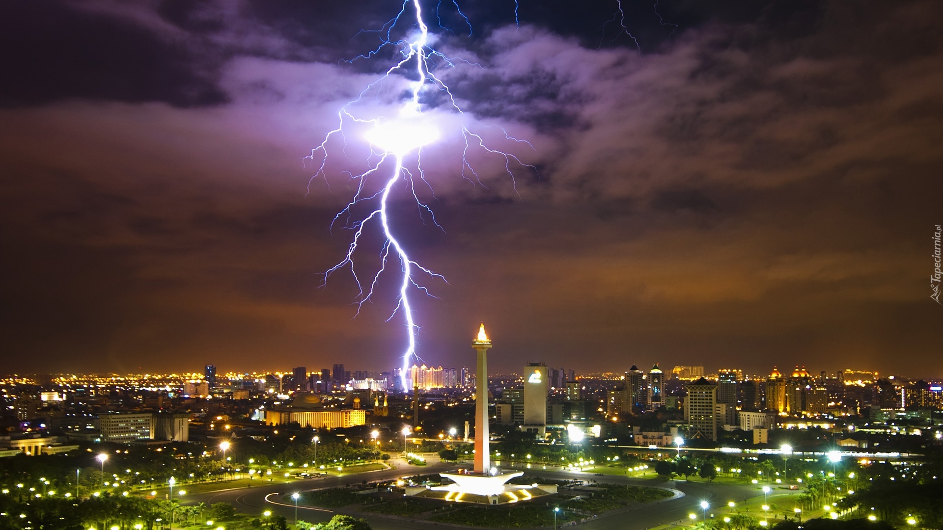 Błyskawica, Merdeka Square, Jakarta, Indonezja