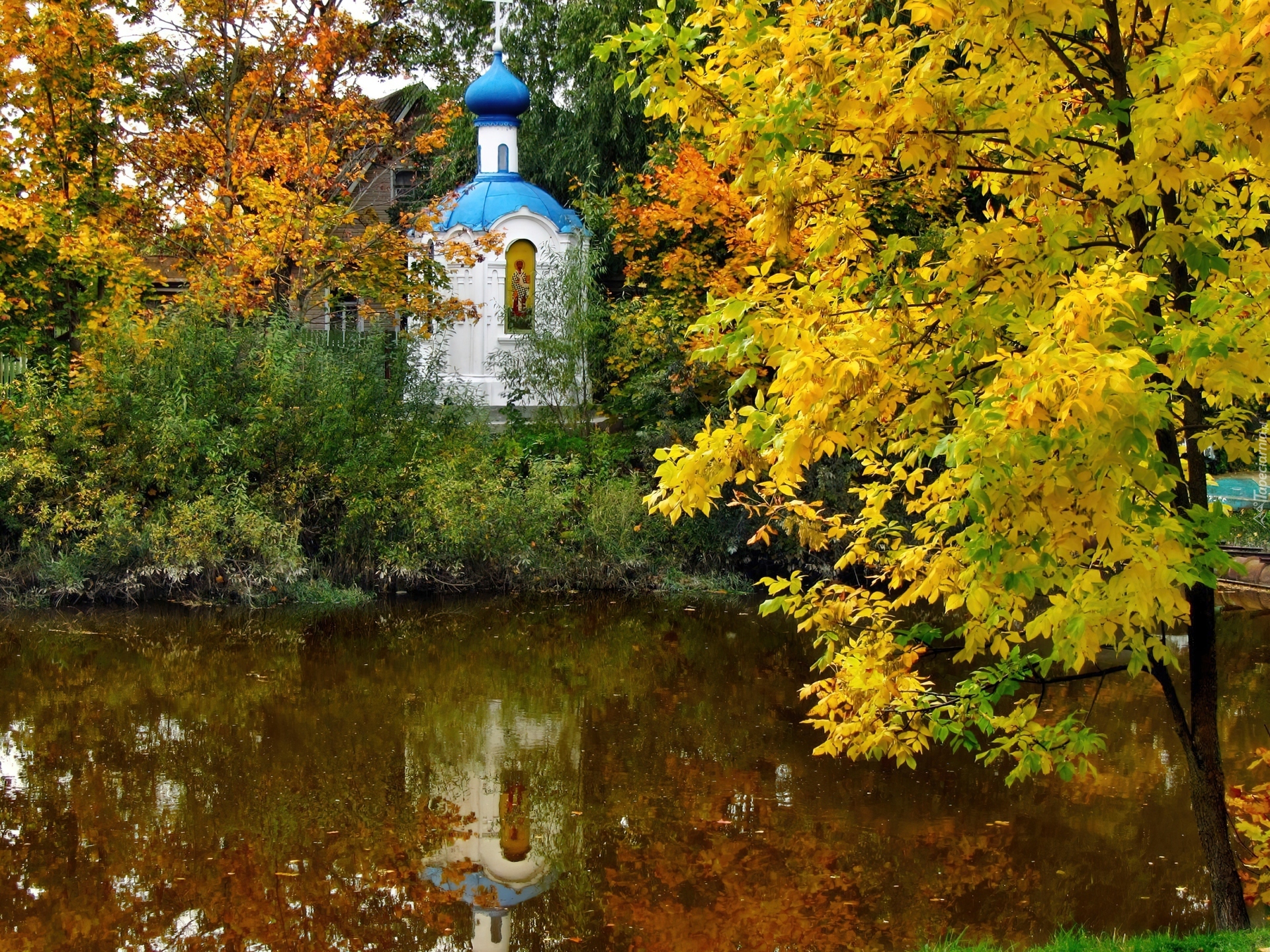 Rzeka, Drzewa, Kapliczka, Jesień